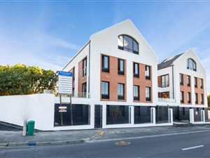 1409 m² Commercial space in Somerset West Central