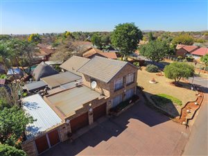 5 Bed House in Doornpoort and surrounds