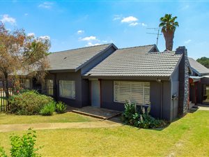 3 Bed House in Rhodesfield