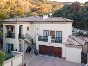 4 Bed House in Lynnwood Manor