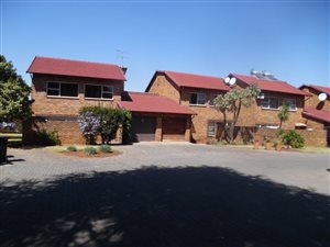 3 Bed Townhouse in Van Riebeeck Park