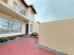 3 Bed Townhouse in Kloofendal