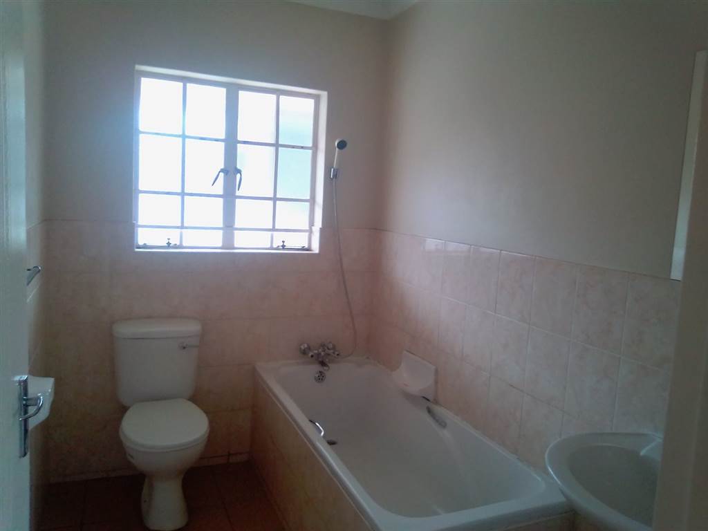 2 Bedroom Apartment in Prestbury photo number 8