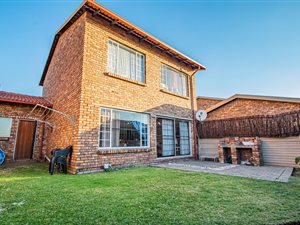 3 Bed Townhouse in Rooihuiskraal