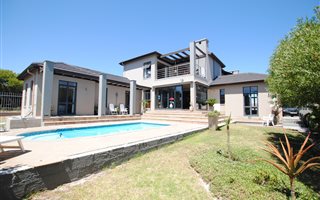 4 Bedroom House in Bloubergstrand