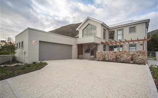 4 Bedroom House in Fernkloof