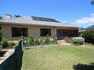 3 Bed House in Bergvliet