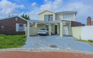 4 Bedroom House in Plattekloof Glen