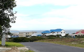 595 m² Land available in De Kelders