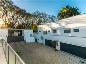 4 Bed Duplex in Melrose