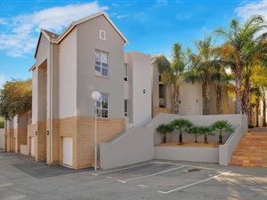 2 Bed Townhouse in Eagle Canyon Golf Estate