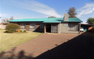 4 Bedroom House in Barry Hertzog Park