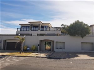 6 Bed House in Bloubergstrand