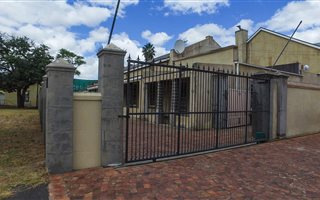 13 Bedroom House in Paarl Central East