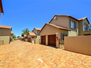 3 Bed Townhouse in Ruimsig