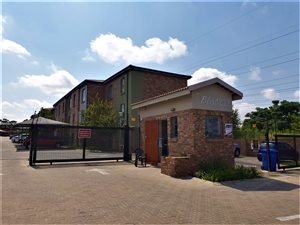 2 Bed Apartment in Rooihuiskraal North