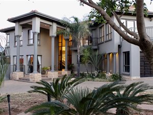 4 Bed House in Woodland Hills