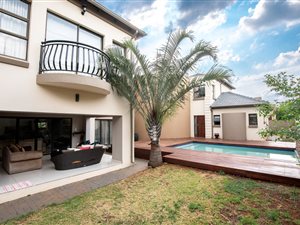 6 Bed House in Bronberg