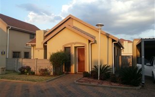 2 Bedroom Townhouse in Vanderbijlpark SE8