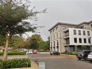704 m² Office Space in Fourways