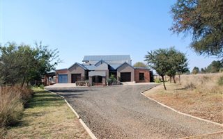 4 Bedroom House in Honingklip AH