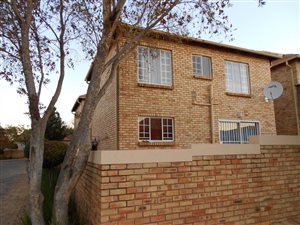 3 Bed Townhouse in Heuwelsig Estate