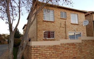3 Bedroom Townhouse in Heuwelsig Estate