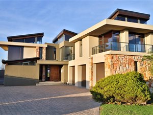 4 Bed House in Oubaai and surrounds