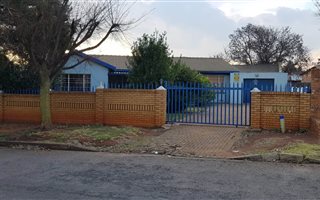 6 Bedroom House in Delmore