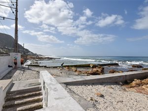 2 Bed Apartment in Kalk Bay