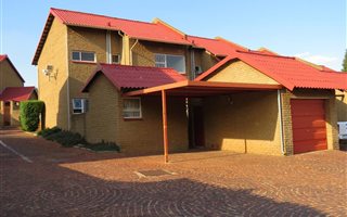 3 Bedroom Duplex in Constantia Kloof