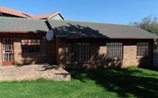 3 Bedroom House in Country View