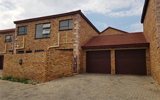 4 Bedroom Duplex in Wilgeheuwel