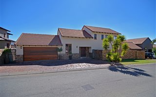 3 Bedroom House in Carlswald North Estate