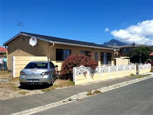 3 Bedroom House in Kensington