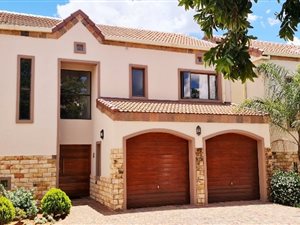 3 Bed Townhouse in Woodland Hills