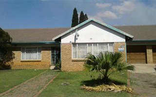 4 Bedroom House in Pine Ridge