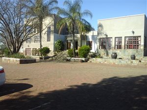 41 Bed House in Albert Falls