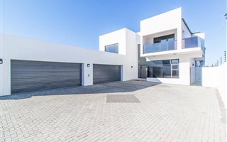 6 Bedroom House in Zeekoevlei