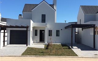 3 Bedroom House in Somerset West Central