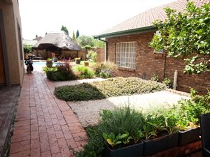 10 Bed House in Zwartkop