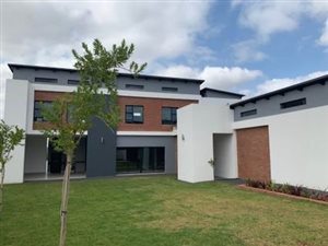 3 Bed House in Midstream Ridge Estate