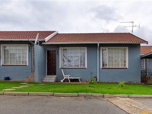 2 Bed Townhouse in Roodepoort West