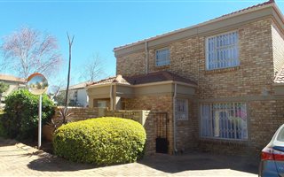 4 Bedroom Townhouse in Willowbrook
