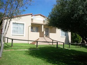 3 Bed Townhouse in Ontdekkers Park