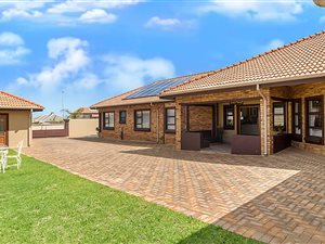 4 Bed House in Heuningklip