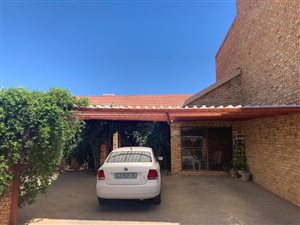 4 Bed House in Roylglen Gardens