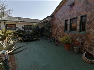 4 Bed House in Helikon Park