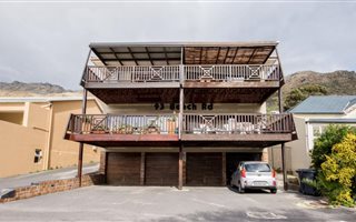 2 Bedroom Apartment in Gordons Bay Central