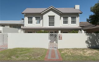 5 Bedroom House in Voelklip